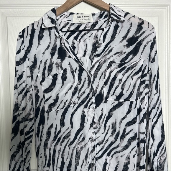 Cloth and Stone Shirt Blouse Womens XS Animal Print Holiday Party Office Work - Picture 3 of 9